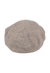 Căciulă din fetru maro, cu o formă rotundă și netedă. Textura pare moale, cu variații subtile de culoare care creează un ton cald și neutru.