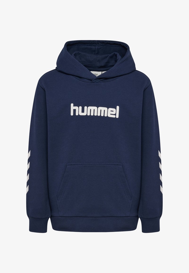Granatowa bluza z kapturem z białym logo "hummel" na klatce piersiowej oraz białymi paskami w kształcie jodełki na rękawach, wyposażona w przednią kieszeń kangura.