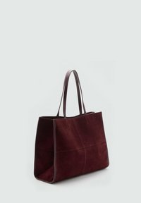 Burgundy mockastöv handbag med två långa läderhandtag, rektangulär form, slät textur och kontrasterande tonad sömnad längs kanterna.