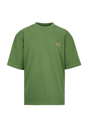 Groen T-shirt met korte mouwen, ronde hals en een klein geborduurd ontwerp van een plant en zonsondergang op de linkerborst.