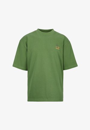 Groen T-shirt met korte mouwen, ronde hals en een klein geborduurd ontwerp van een plant en zonsondergang op de linkerborst.