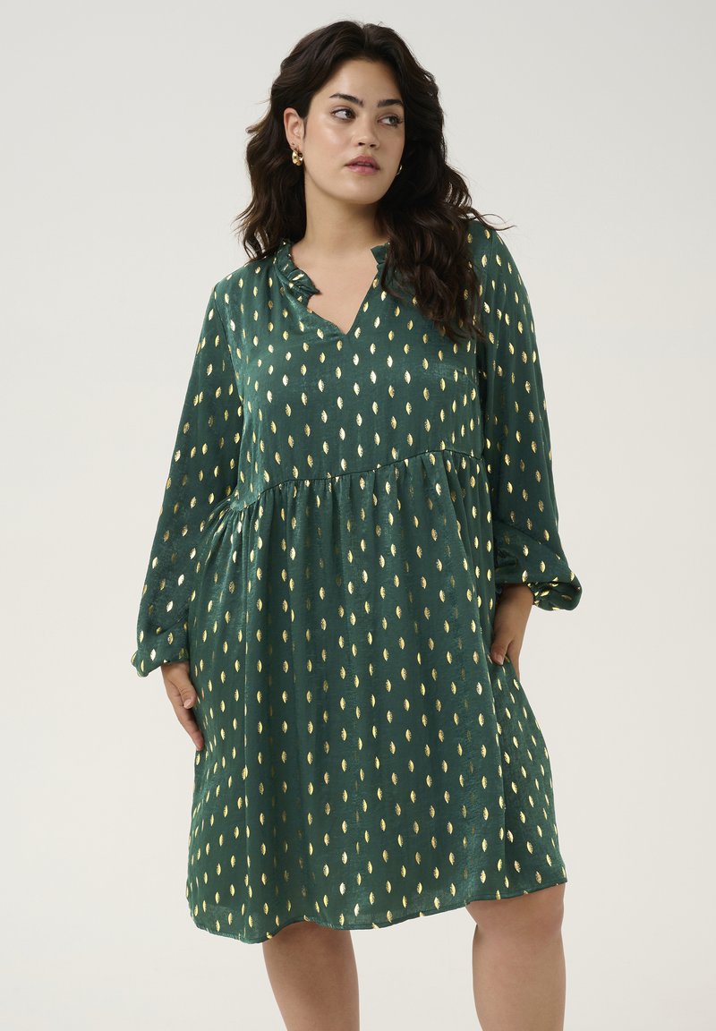 Robe verte en tissu léger, dotée d'un col en V, de manches longues et d'une silhouette évasée ornée de motifs en feuille d'or.