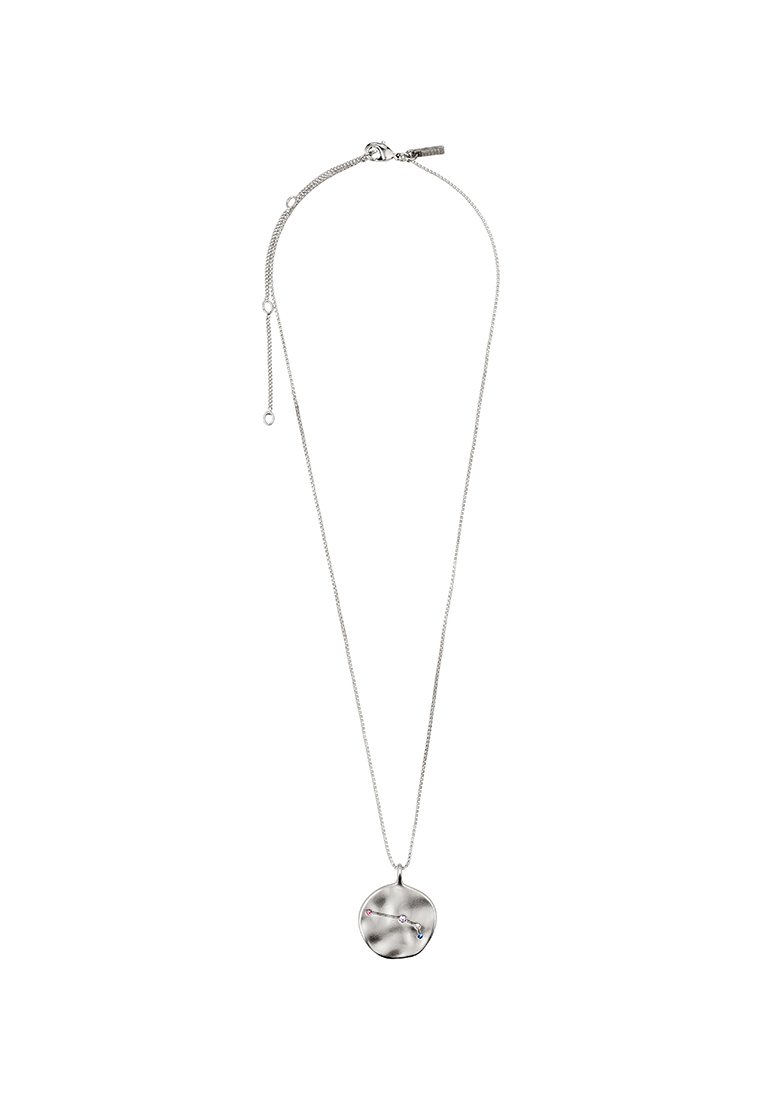 Un collier en chaîne argentée présente un pendentif rond avec une texture lisse et des accents colorés. La chaîne a une longueur ajustable avec un fermoir.