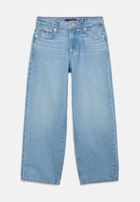 Šviesiai mėlynos plačios kojos džinsai su priekinėmis ir monetų kišenėmis, sagų užsegimu ir subtiliais Tommy Hilfiger logotipo akcentais.