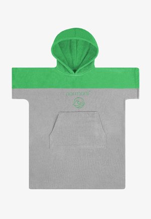 Grauer, kapuzenförmiger Poncho-Handtuch mit einem grünen oberen Abschnitt, ausgestattet mit einem gestickten Logo und einer Fronttasche. Hergestellt aus weichem, saugfähigem Material.