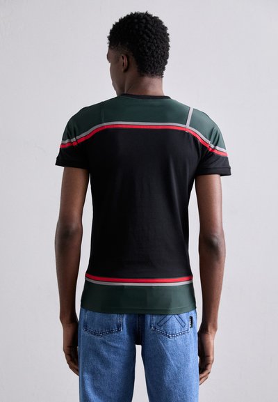 GmbH WILHELM - Print T-shirt - black/green/red/white