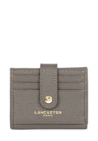 Portafoglio in pelle grigia con texture, dotato di chiusura a scatto, con numerosi scomparti per carte e logo del brand in oro impresso sul davanti.