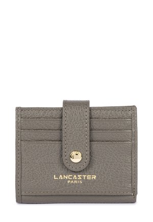 Portafoglio in pelle grigia con texture, dotato di chiusura a scatto, con numerosi scomparti per carte e logo del brand in oro impresso sul davanti.