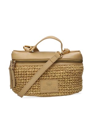 Bolso tipo cesta redondo hecho de fibras naturales tejidas con una parte superior y correa de cuero marrón claro. Detalle de cremallera dorada y logo en relieve en el frente.