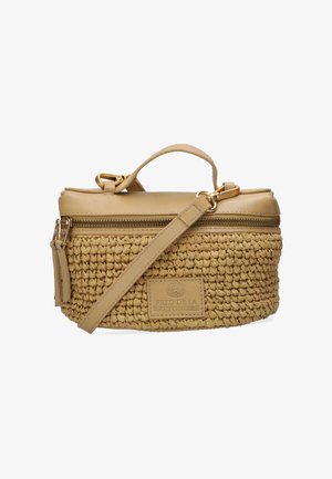 Sac panier rond en fibres naturelles tissées avec un dessus et une bandoulière en cuir marron clair. Détail de fermeture éclair dorée et logo embossé sur le devant.