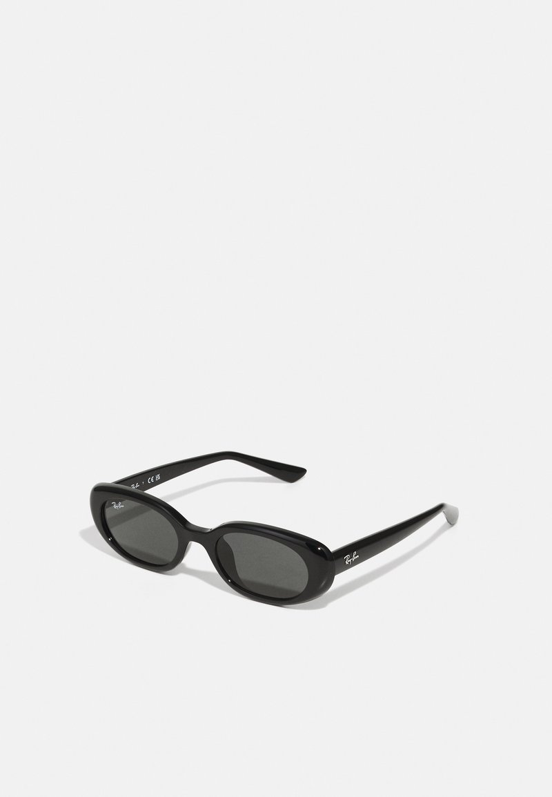 Zwarte zonnebril met ovale lenzen, glanzend kunststof montuur en slanke armen. Bevat het Ray-Ban-logo in het wit aan de zijkant.