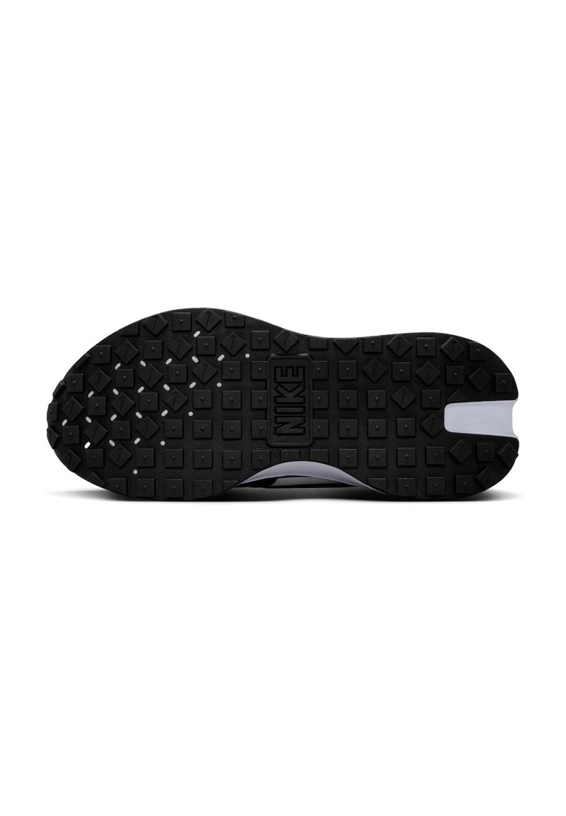 Suela de zapato de goma negra con superficie texturada que presenta patrones cuadrados y de diamante. Incluye un acento gris claro cerca del talón.
