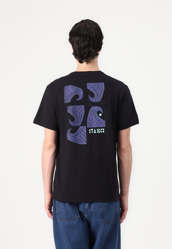 STACKED SWELL TEE - Print T-shirt