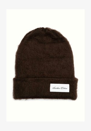 Csokoládébarna kötött sapka puha gyapjúból, hajtogatott peremmel és oldalon fehér márkajellel. Texturált felület.