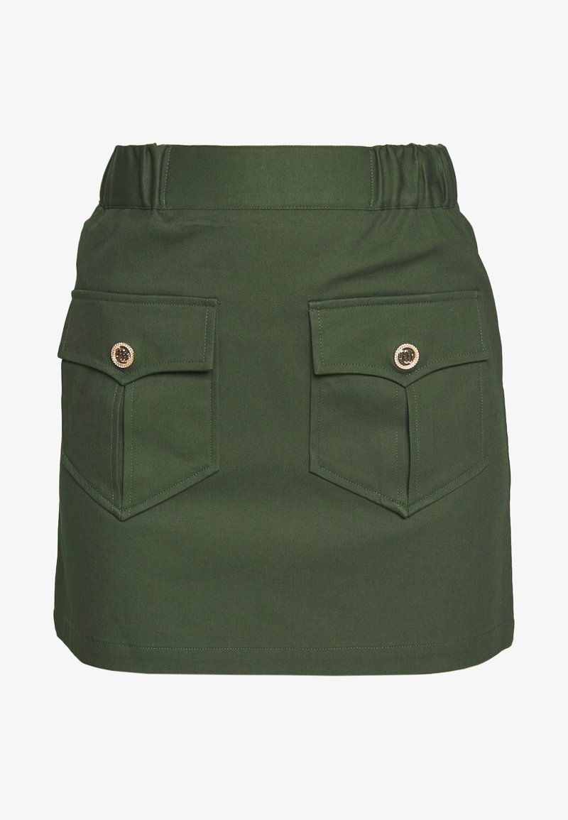 Falda corta verde con cinturilla elástica y dos bolsillos delanteros con solapa que presentan botones decorativos dorados.