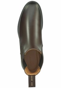 Brune lær ankle boot med elastiske sidepaneler, rund tå, og en tan hælklap med "EST. 1949" præget. Glat tekstur hele vejen igennem.