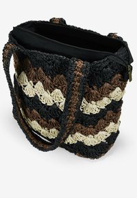 Bolsa tote tejida con un patrón en zigzag en fibras negras, marrones y crema. Incluye un zipper en la parte superior y asas resistentes y texturizadas.