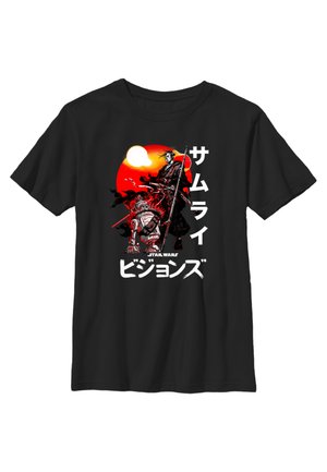 Sort t-shirt med et grafisk design af en samurai og en droid foran en rød sol, der inkorporerer japansk tekst og "Star Wars" logo.