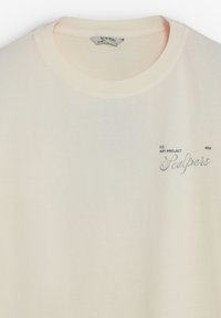 Bomuld T-shirt i off-white med rund halsudskæring. Har trykt tekst "Scalpers" og "#09" i mørkegrå. Glat tekstur, afslappet design.