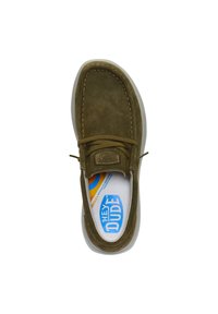 Oliwkowe zamszowe buty z okrągłym czubkiem, cienkimi sznurowadłami i wyściełaną wkładką, z logo "Hey Dude" w niebiesko-białych kolorach.