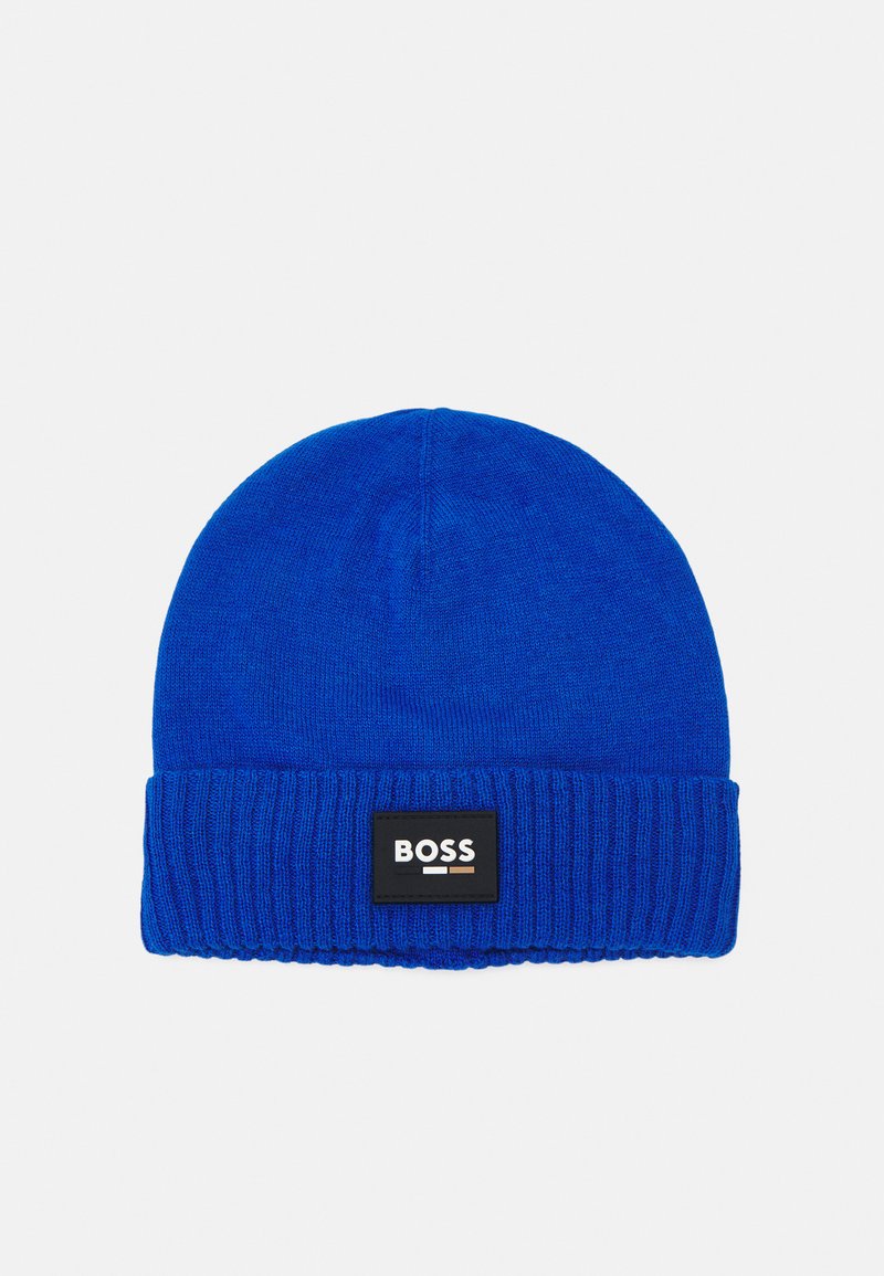 Bonnet en tricot bleu avec un revers côtelé, doté d'une étiquette noire rectangulaire avec le nom de la marque "BOSS" en blanc et des accents colorés.