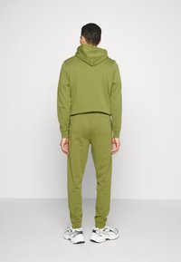 Puma BETTER ESSENTIALS - Træningsbukser - olive green