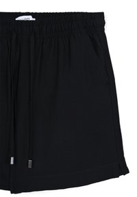 Pantaloni corti neri realizzati in tessuto morbido, con cintura elastica e cordoncino, tasche laterali e vestibilità comoda.