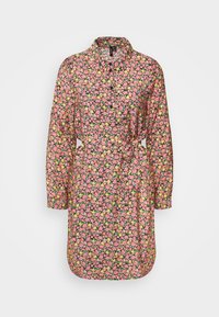 Robe fleurie rose à manches longues avec col et ceinture à la taille, présentant un motif dense de petites fleurs jaunes et vertes sur fond noir.