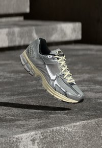 Unausgewählt, grey fog/chrome/metallic silver-coloured/coconut milk/black/white