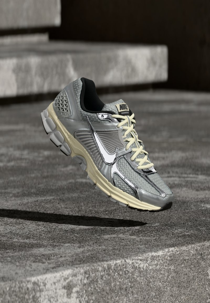 ZOOM VOMERO 5 grey fog/chrome/metallic silver-coloured/coconut milk/black/white/grey