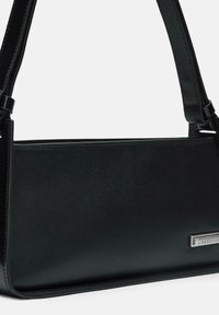 Borsa a spalla in pelle nera con finitura liscia, forma rettangolare, tracolla regolabile e dettaglio in placca argentata del marchio.
