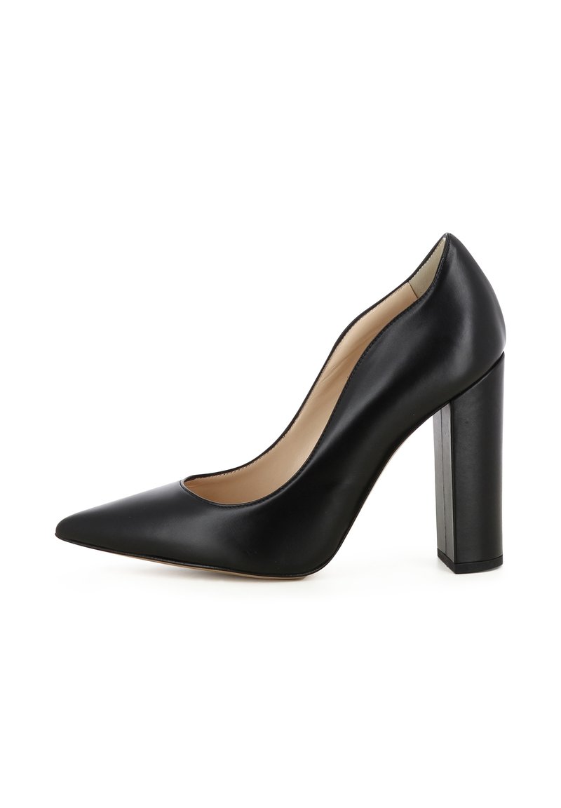 Pump nera in pelle con tacco alto, punta affusolata e tacco spesso. La scarpa presenta una finitura liscia e un design semplice ed elegante.