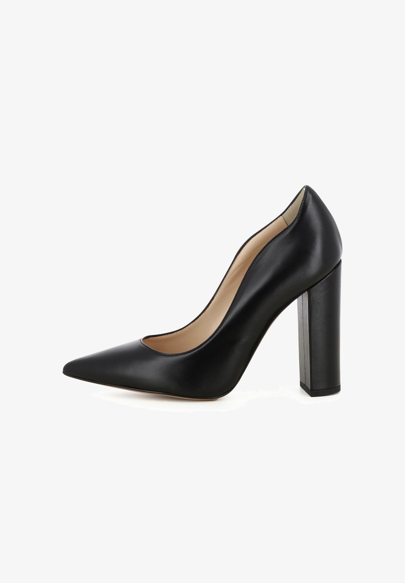 Pump nera in pelle con tacco alto, punta affusolata e tacco spesso. La scarpa presenta una finitura liscia e un design semplice ed elegante.