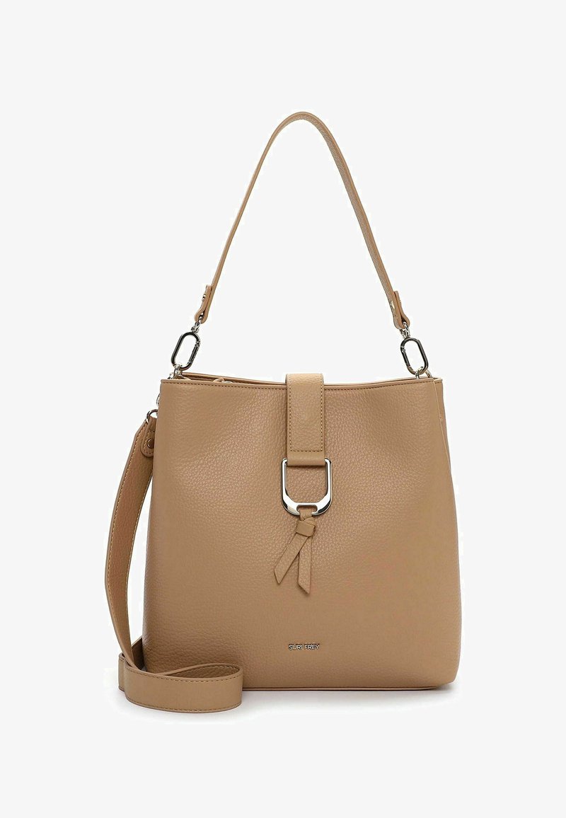 Bolso de cuero beige con correa de hombro desmontable, asa superior, detalle de hebilla plateada y logo "SURI FREY" en el frente.