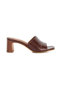 Bruine leren open teentoonslippers met een glanzende afwerking, voorzien van een lichtgebogen silhouet en een chunky, geribbelde hak.