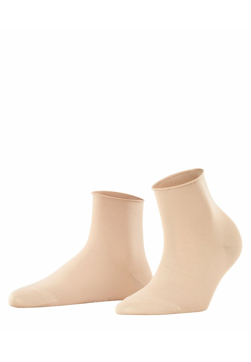 Beige enkelsokken van een gladde, rekbare stof. Voorzien van een geribbelde rand en een afgeronde te ontwerp. Lichtgewicht met een aansluitende pasvorm.
