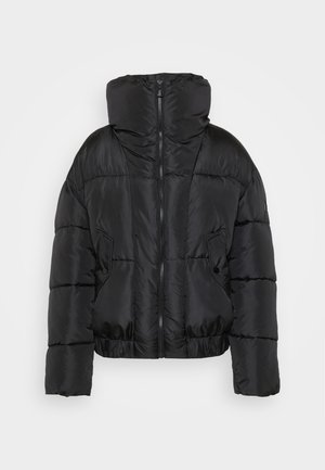 Chaqueta acolchada negra con un alto cuello, cierre con cremallera y dos bolsillos frontales. Presenta una silueta corta y un diseño acolchado.