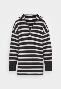 Sweter w czarno-białe paski z wysokim kołnierzem, zamek błyskawiczny do połowy długości i prążkowaną strukturą. Luźny krój i długie rękawy.