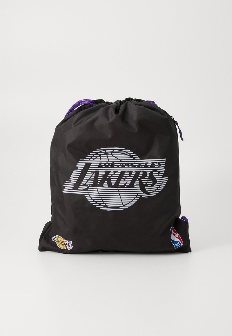 Sac à dos en nylon noir avec des accents violets. Présente un logo à rayures blanches pour les Los Angeles Lakers et une étiquette de la NBA.