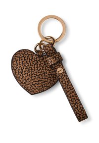 Porte-clés en forme de cœur en matériau brun texturé avec un motif léopard noir, doté d'un anneau en métal doré et d'accents de sangle.