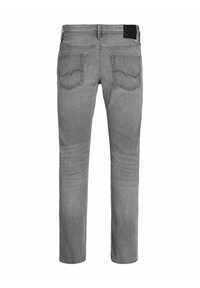 Grå denimjeans med rak benpassform, har två bakfickor, en slät yta och en svart etikett vid midjan.