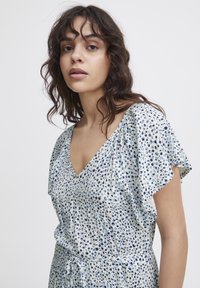 ICHI IHAYA - Festklänning - della robbia blue dot aop