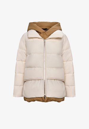 Veste matelassée en crème et marron, avec une fermeture éclair à l'avant, une capuche et une silhouette carrée comprenant des sections matelassées pour ajouter de la texture.
