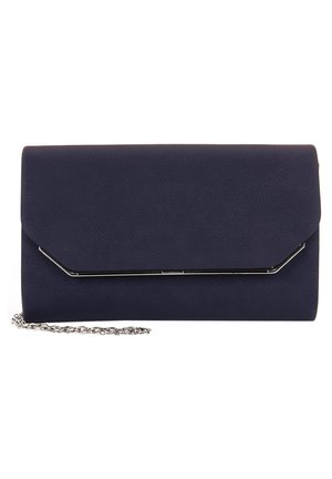 Clutch rettangolare di colore blu navy con superficie testurizzata, bordo in metallo argentato sul risvolto e una breve catena argentata attaccata.