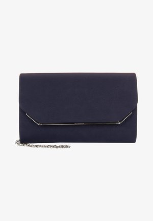 Cartera de mano rectangular de color azul marino con superficie texturizada, ribete metálico plateado en la solapa y una corta cadena plateada adjunta.