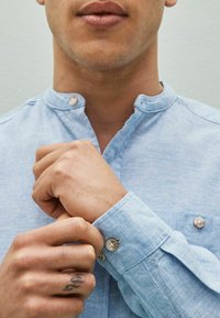 Next LINEN BLEND ROLL SLEEVE SHIRT WITH GRANDAD COLLAR - Košile - light blue