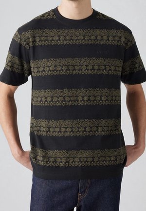 Sort T-shirt med guld dekorativt mønster på tværs af vandrette striber. Har rund halsudskæring og korte ærmer, lavet af blødt bomuld.