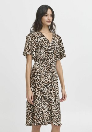 Klänning med leopardmönster i lätt tyg, med V-ringning, korta volangärmar och en figursydd midja som övergår i en utsvängd kjol.