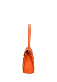 Oranje leren handtas met een gestructureerde vorm, slanke handgreep en een gouden accentdetail aan de bovenzijde, met een gestructureerd oppervlak.
