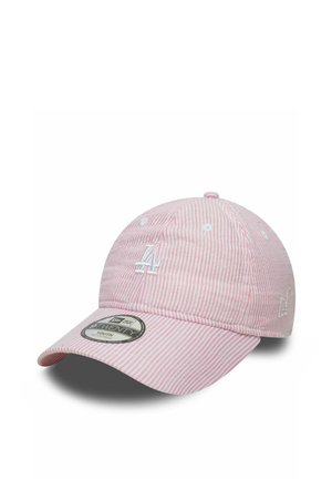 Gorra de béisbol a rayas rosas y blancas con el logo blanco "LA" bordado en la parte delantera y una visera curva, mostrada sobre fondo blanco.